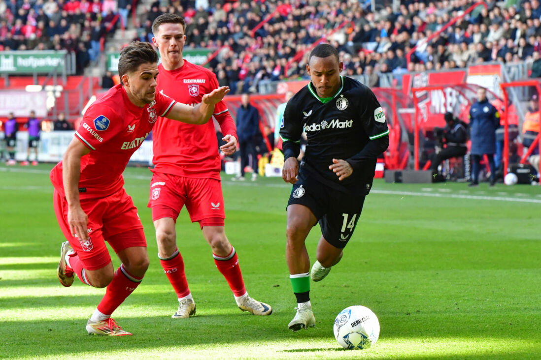 Bart van Rooij en Igor Paixao strijden om de bal