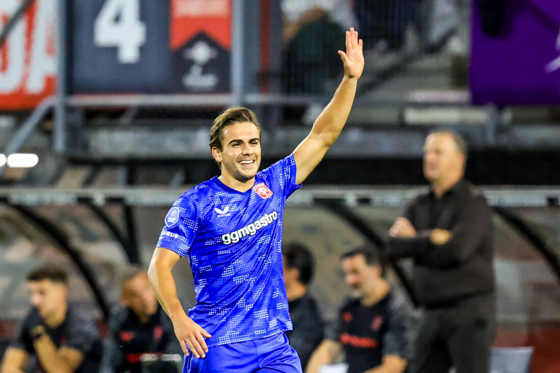 Bart van Rooij juicht na een goal