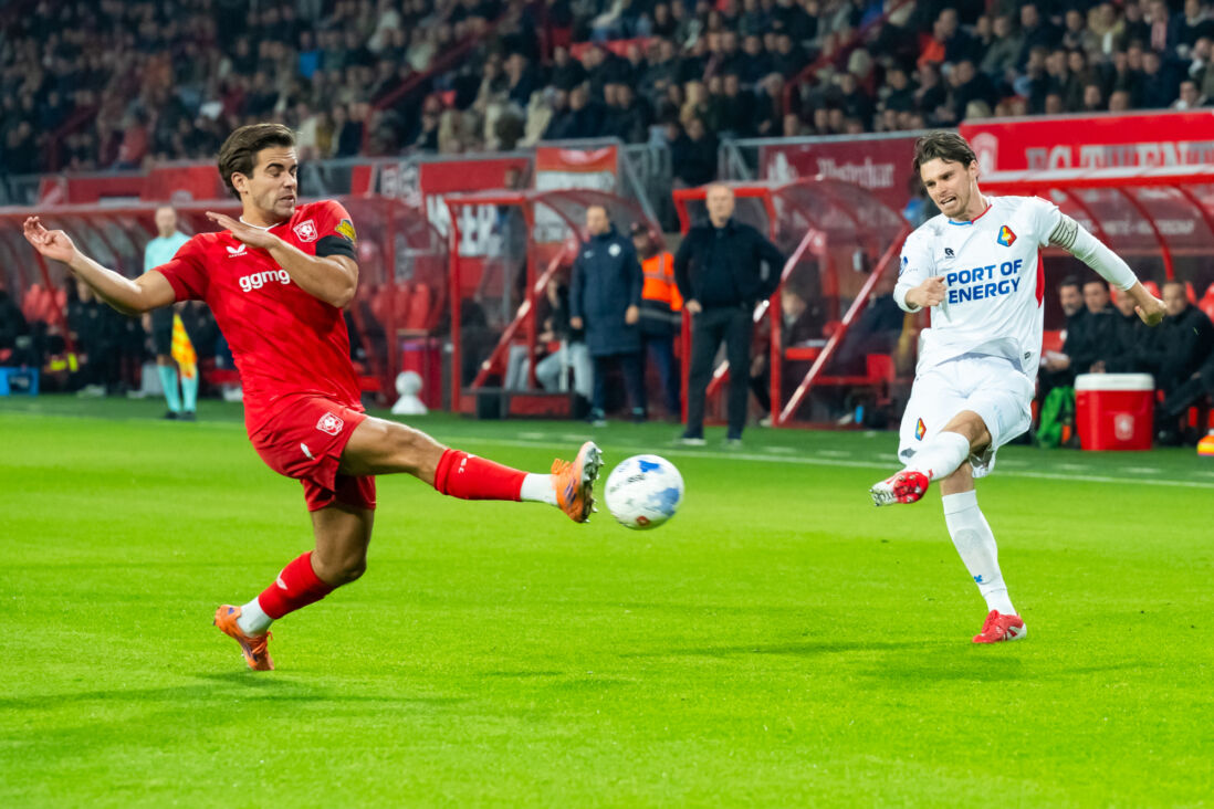 Bart van Rooij probeert een voorzet te blokkeren