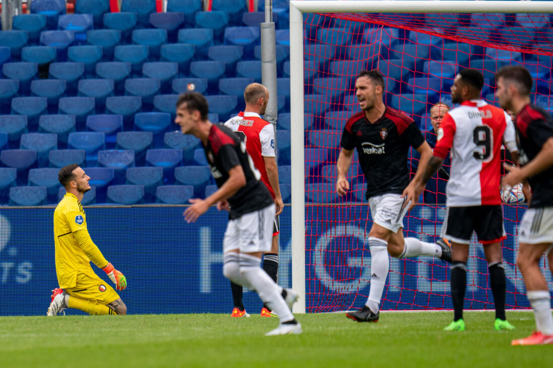 Feyenoord baalt na een doelpunt van Osasuna