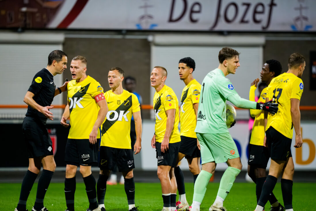 Boy Kemper en andere NA Cers praten met de scheids