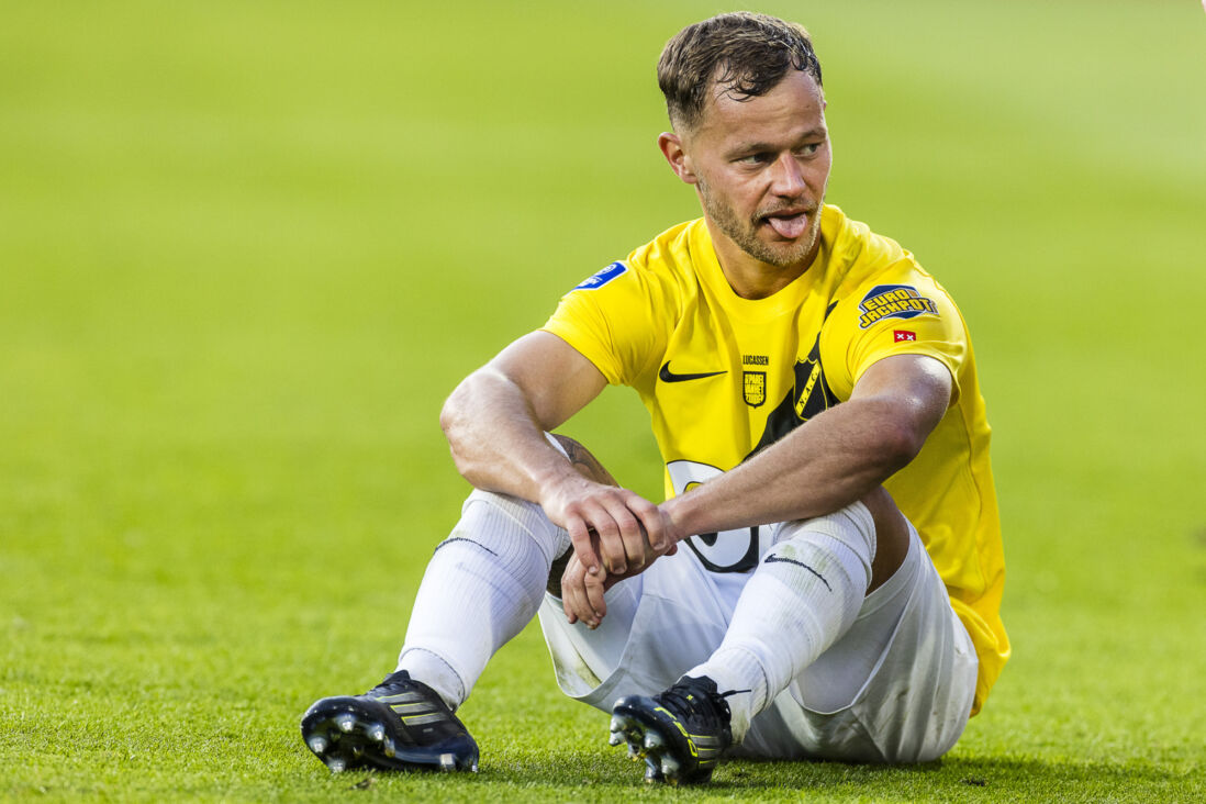 Boy Kemper zit verslagen op het veld