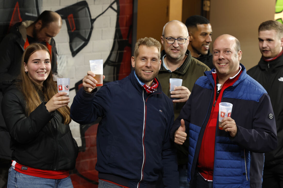 FC Twente-supporters met hardcups bier in De Grolsch Veste