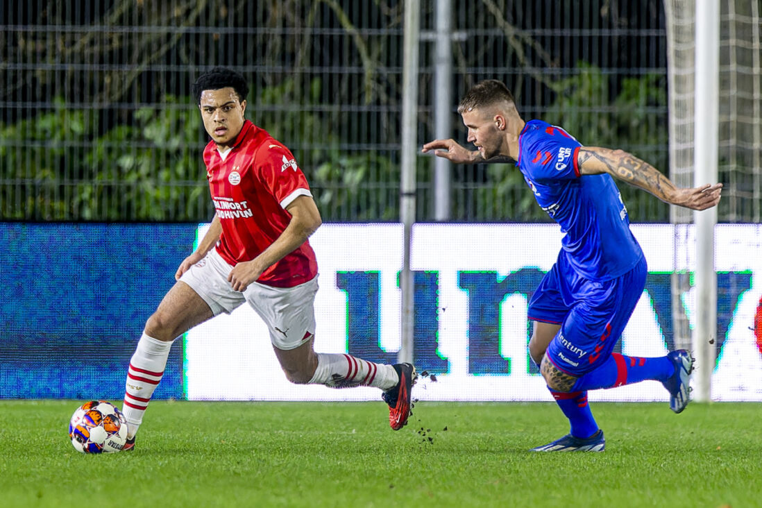 CJ Egan-Riley tijdens zijn debuut namens PSV