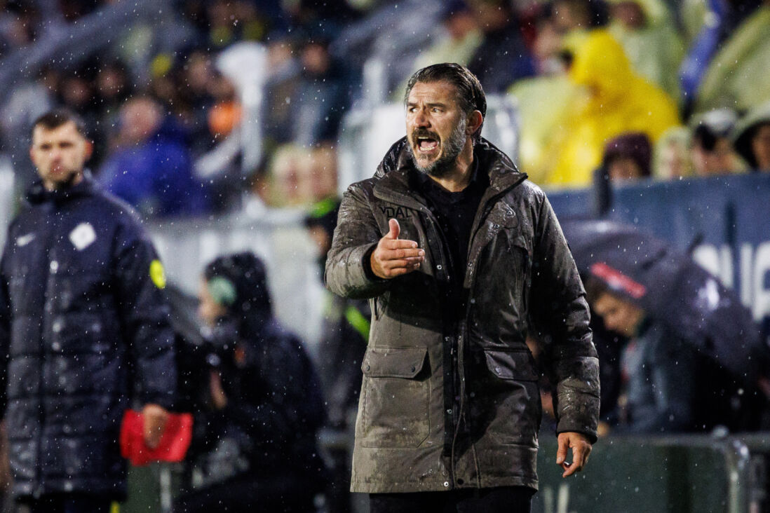 Carl Hoefkens langs de kant bij NAC FC Groningen