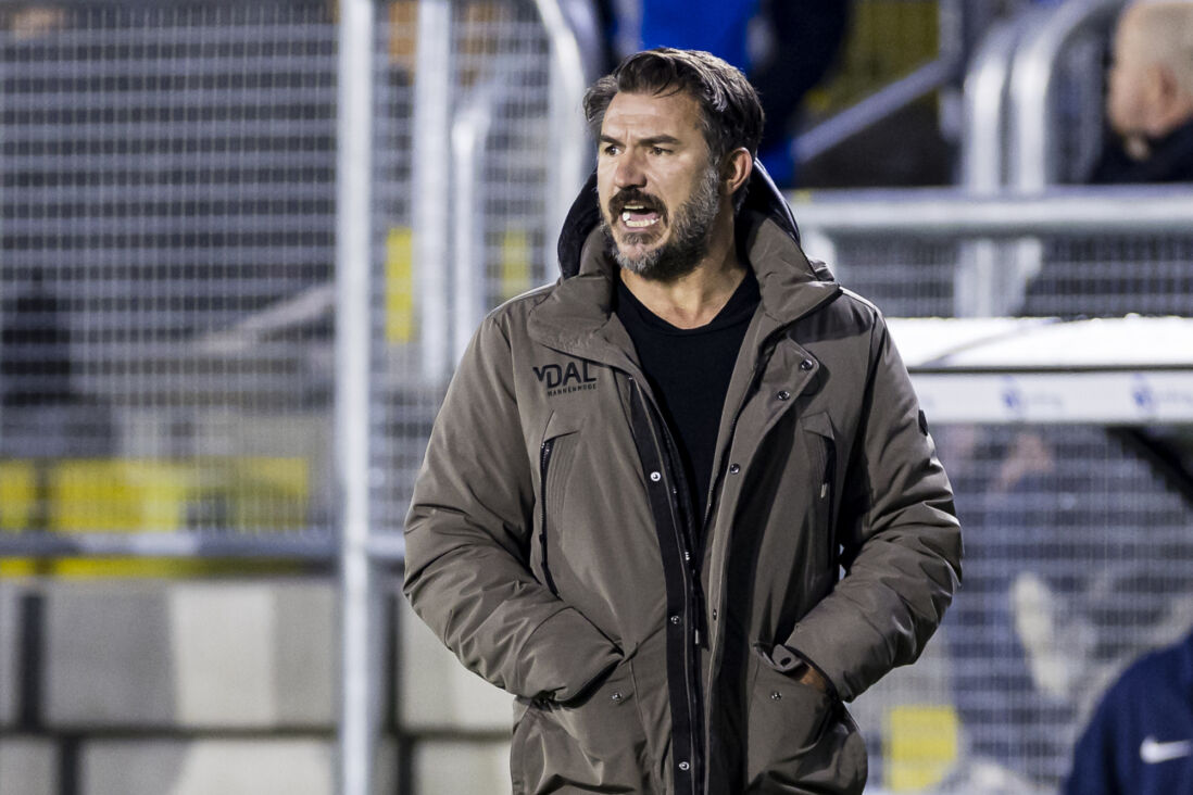 Carl Hoefkens langs de lijn tegen Go Ahead Eagles