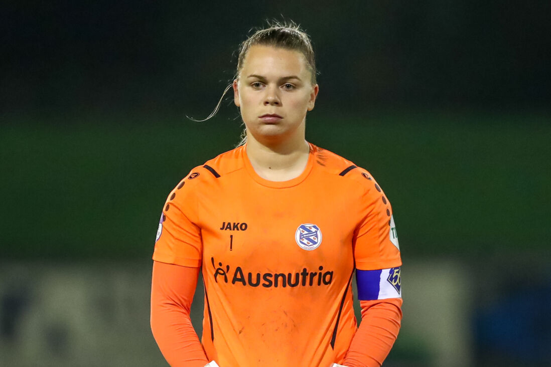 Claire Dinkla in het shirt van SC Heerenveen