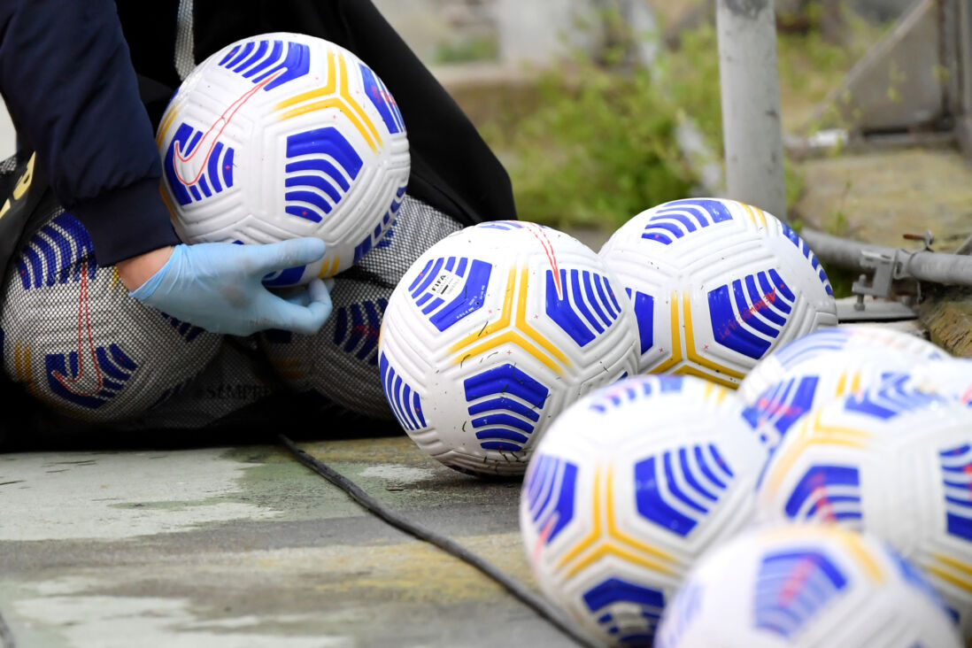 Een ballenjongen doet ballen in een zak