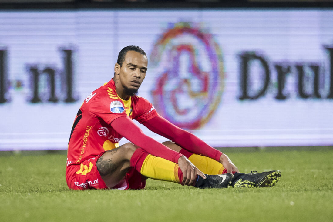 Jarchinio Antonia in het shirt van Go Ahead Eagles