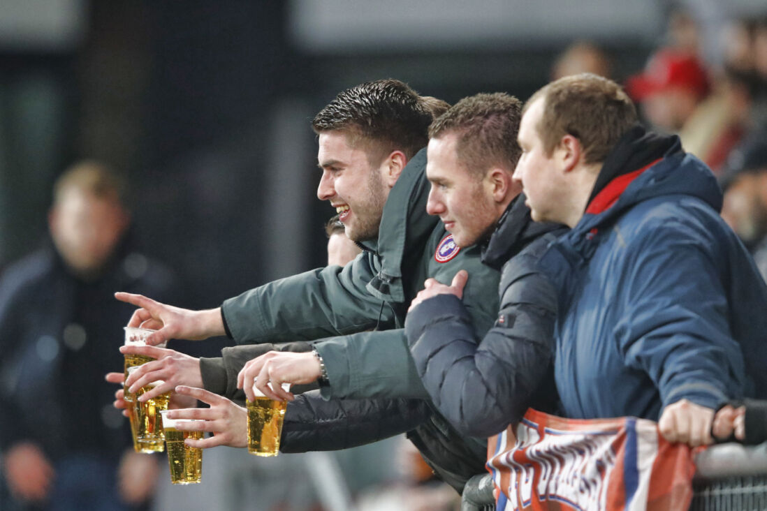 FC Utrecht-supporters met een biertje