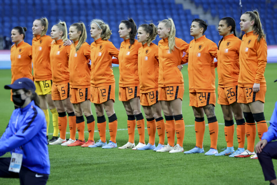 De OranjeLeeuwinnen voorafgaand het duel met Finland