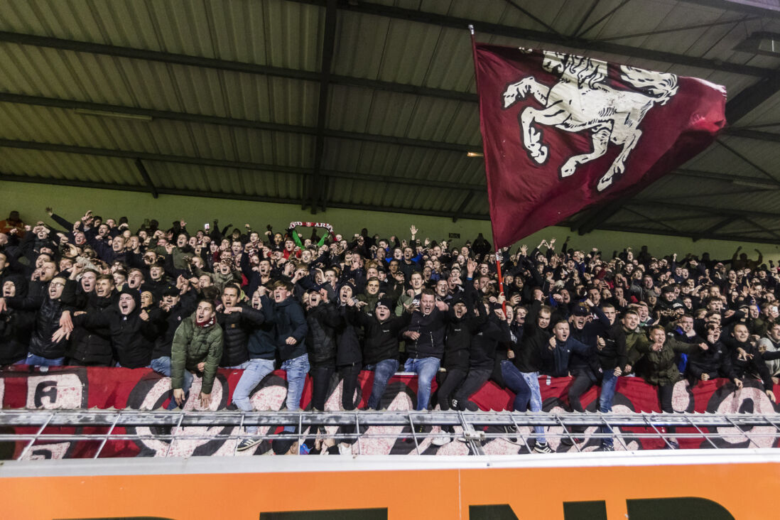 Supporters van FC Twente in het uitvak bij RKC Waalwijk