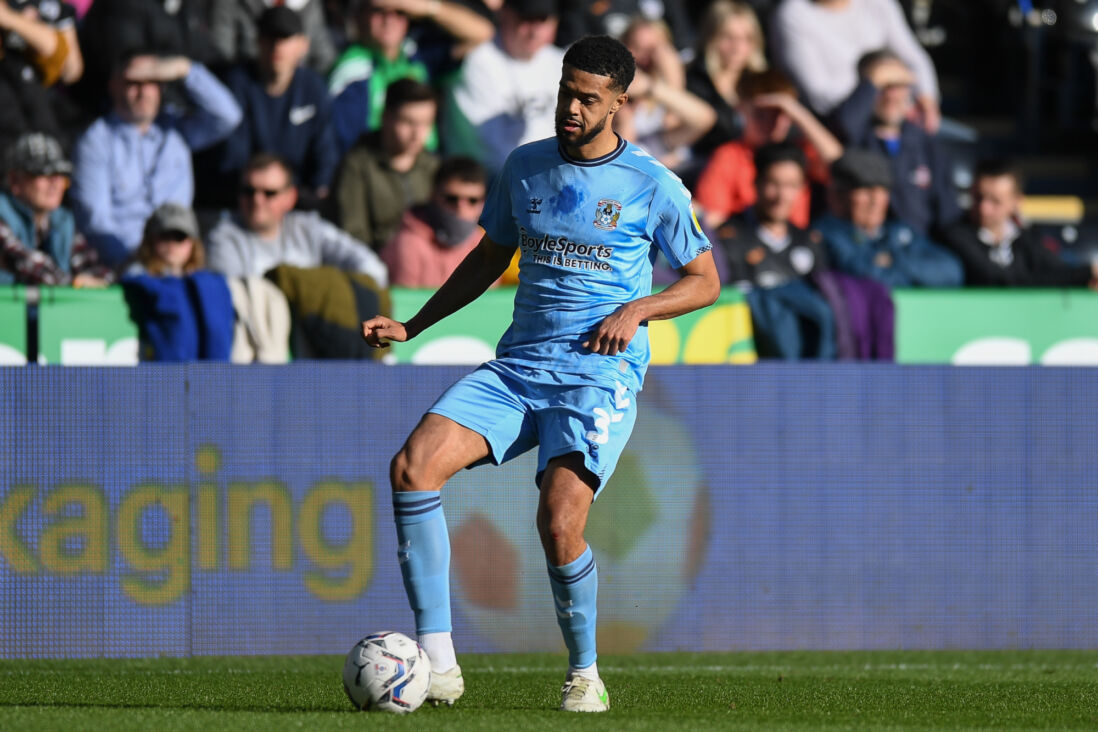 Jake Clarke-Salter in actie voor Coventry City