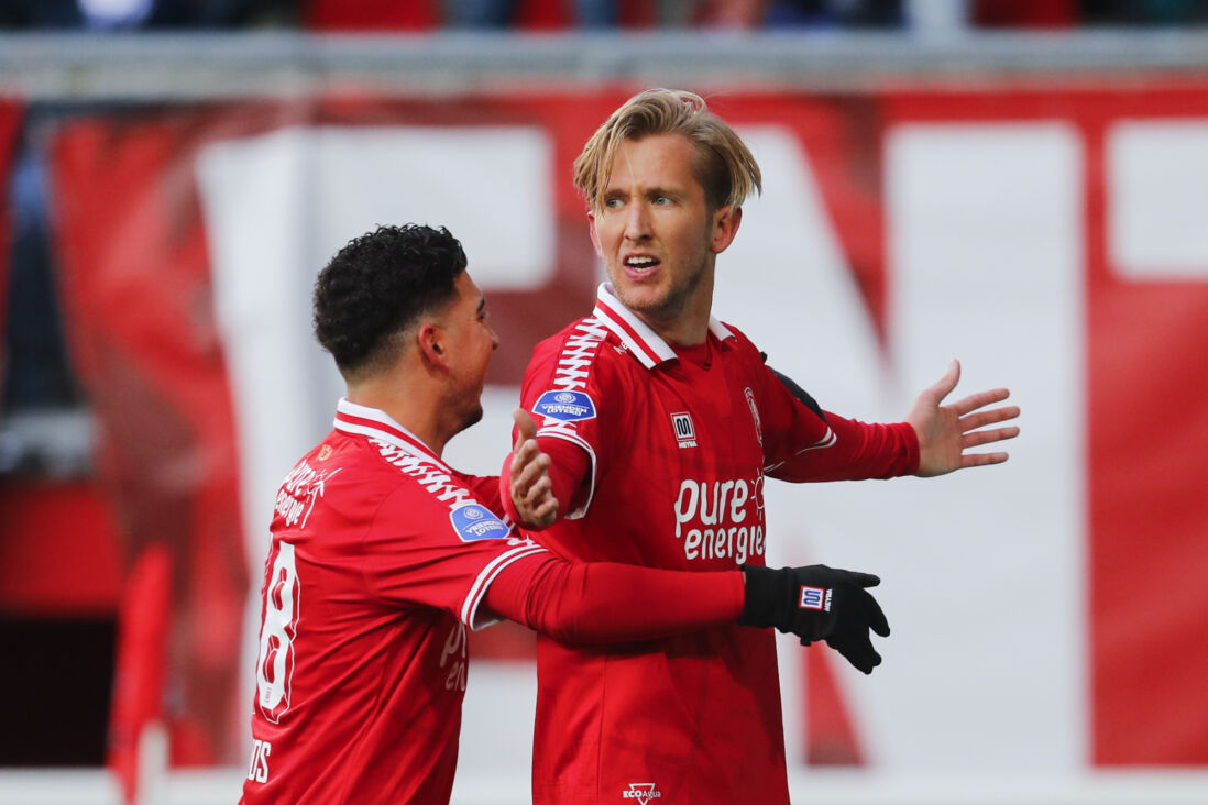 Michel Vlap wordt gefeliciteerd na een goal