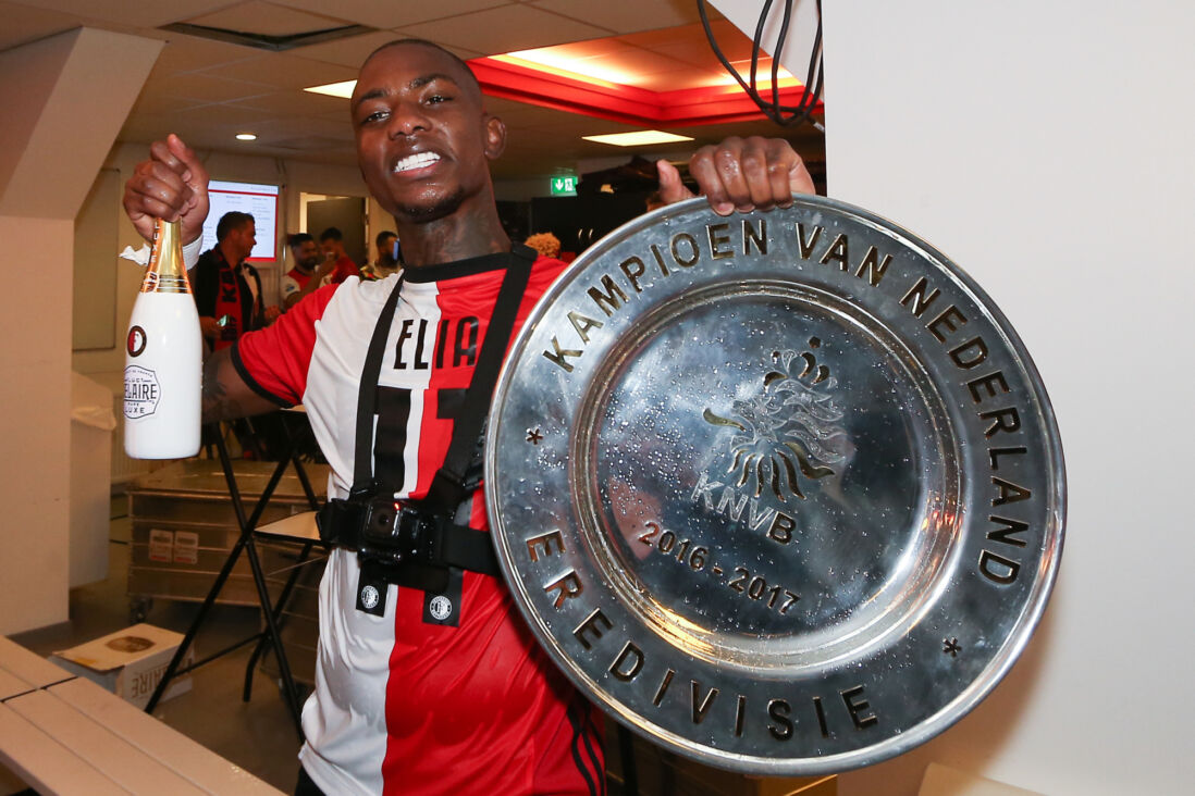 Eljero Elia met de kampioensschaal