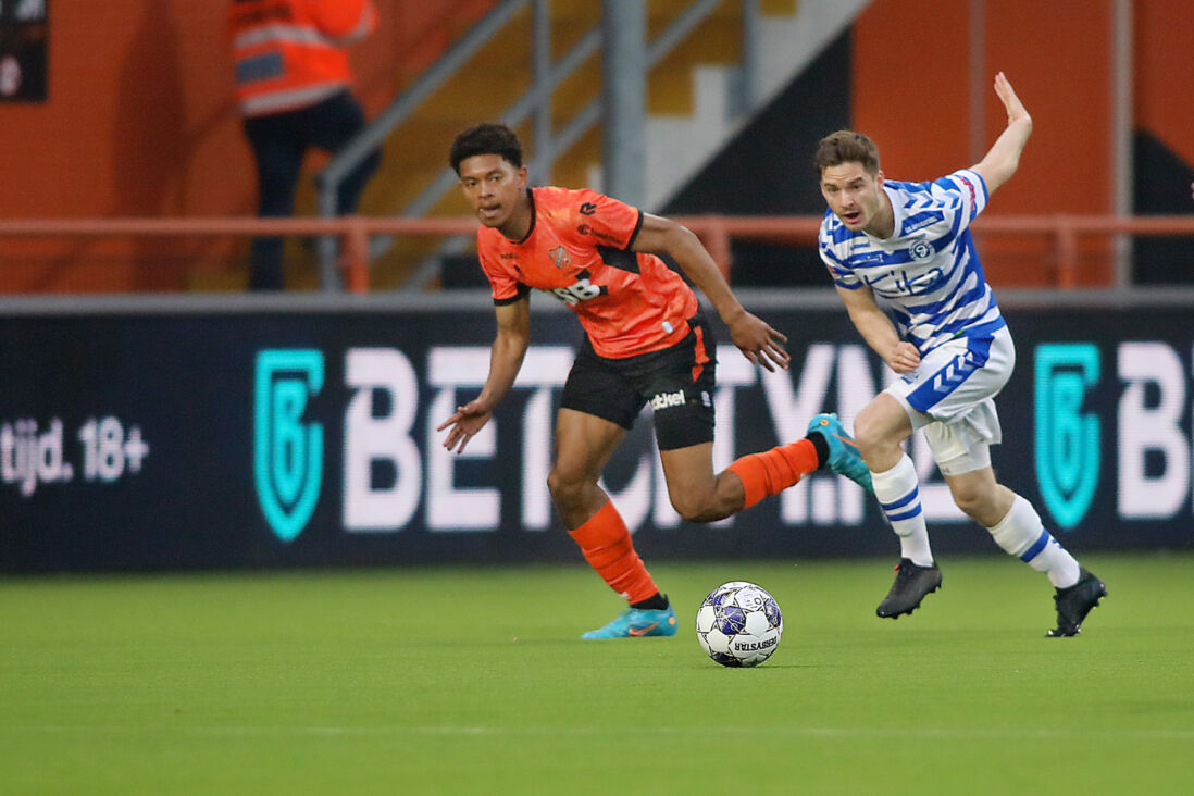 Jozhua Vertrouwd in actie voor FC Volendam tegen De Graafschap
