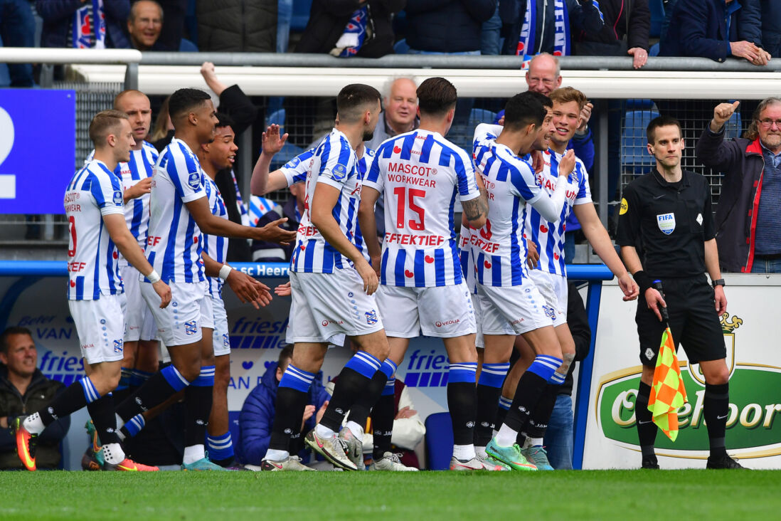 SC Heerenveen juicht na treffer tegen Cambuur