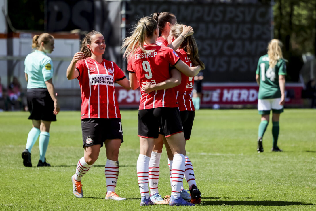 Amalie Thestrup juicht na een treffer voor PSV