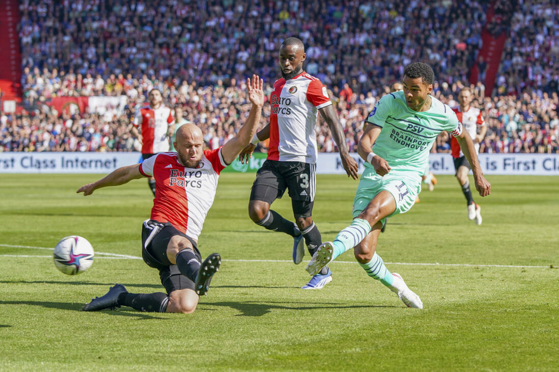 Cody Gakpo scoort de 0-1 tegen Feyenoord