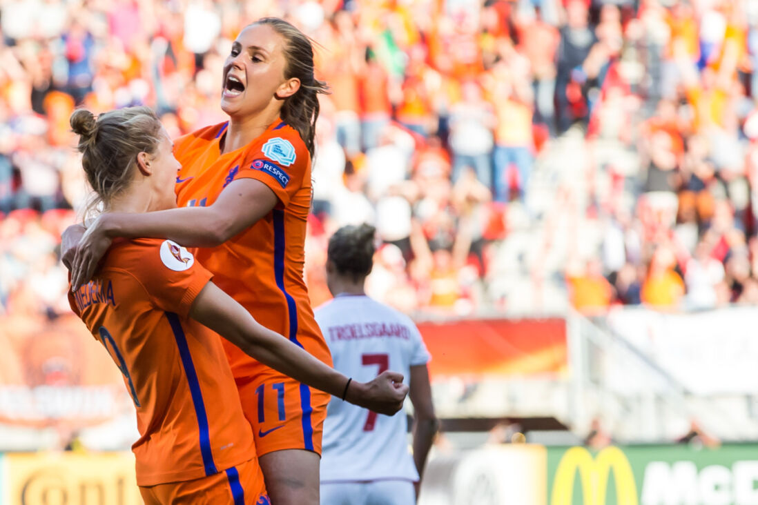Lieke Martens bespringt Vivianne Miedema tijdens de EK-finale van 2017
