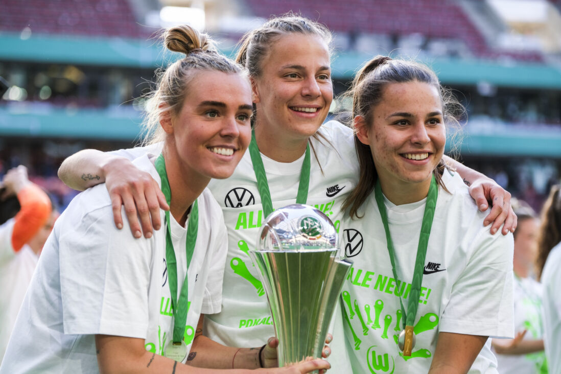 Jill Roord en Lynn Wilms na de winst van de DFB Pokal