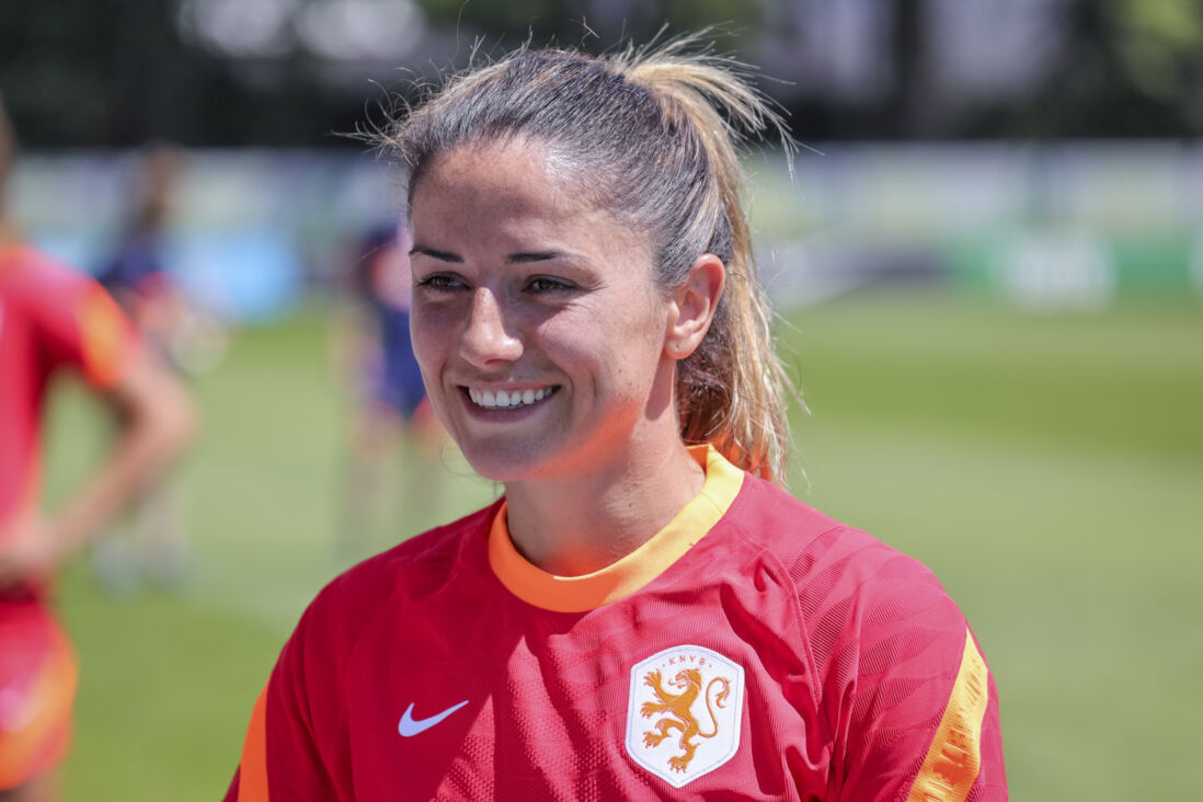 Daniëlle van de Donk op een training van de OranjeLeeuwinnen