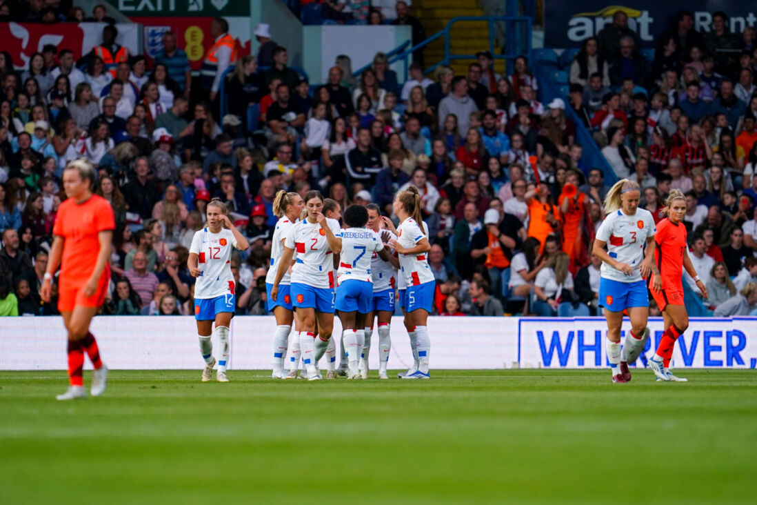 De OranjeLeeuwinnen juichen na een goal tegen Engeland