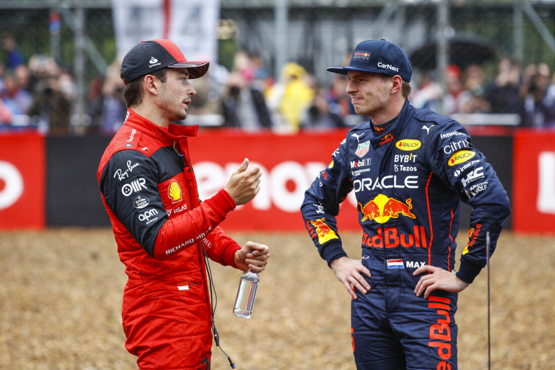 Charles Leclerc praat met Max Verstappen