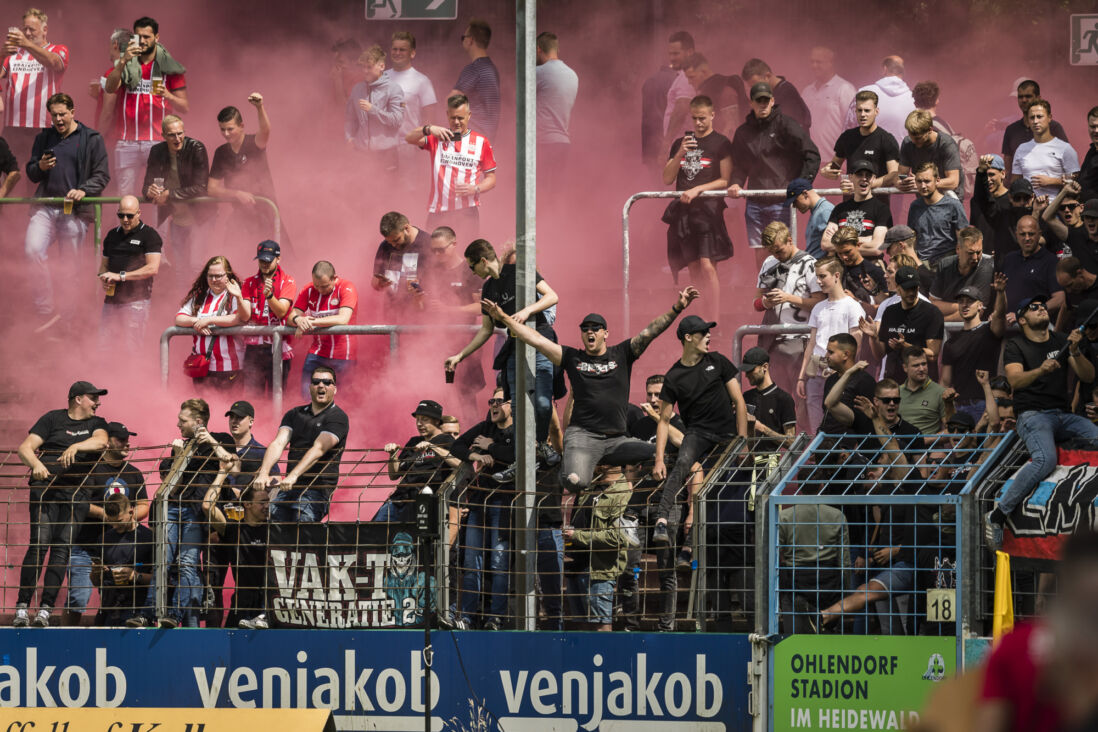 PSV fans bij oefenduel