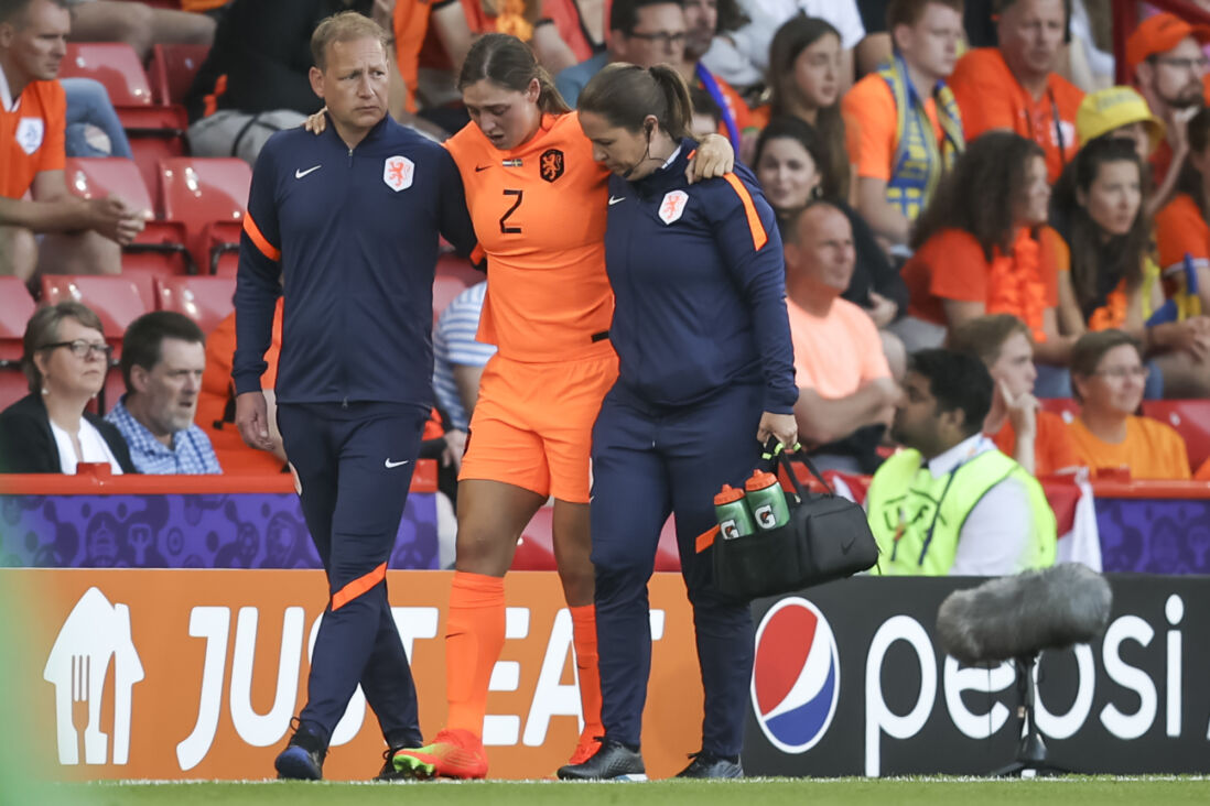 Aniek Nouwen verlaat geblesseerd het veld