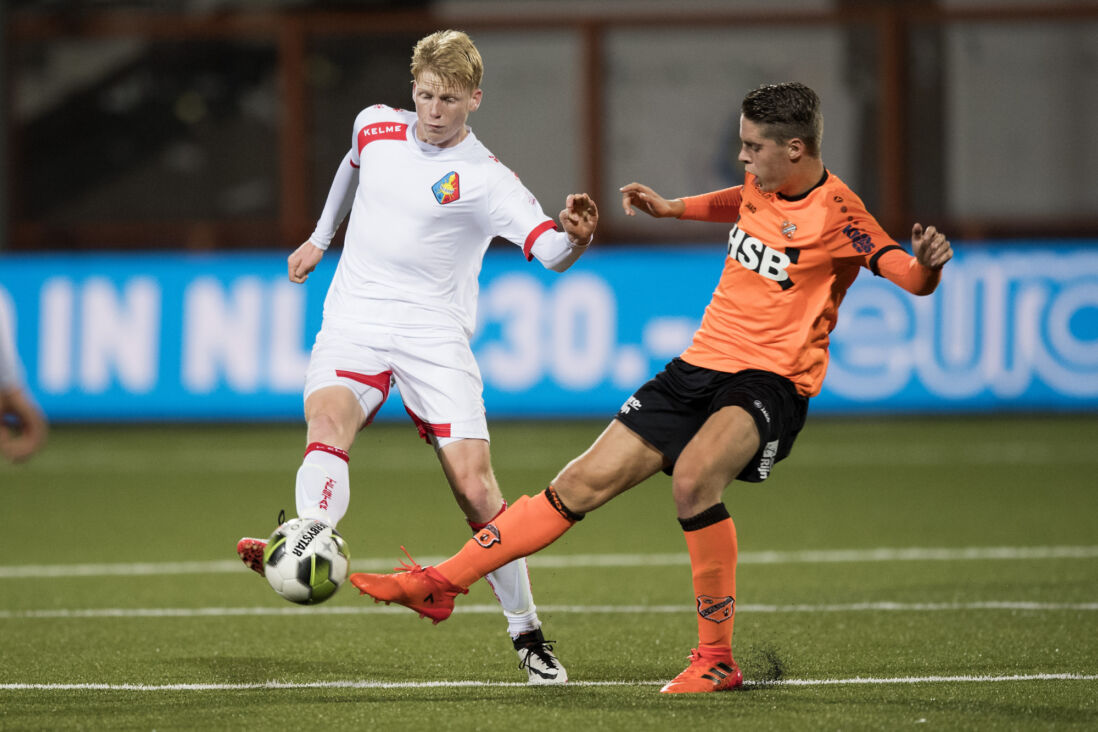 Jerdy Schouten duelleert met Joey Veerman tijdens FC Volendam-Telstar