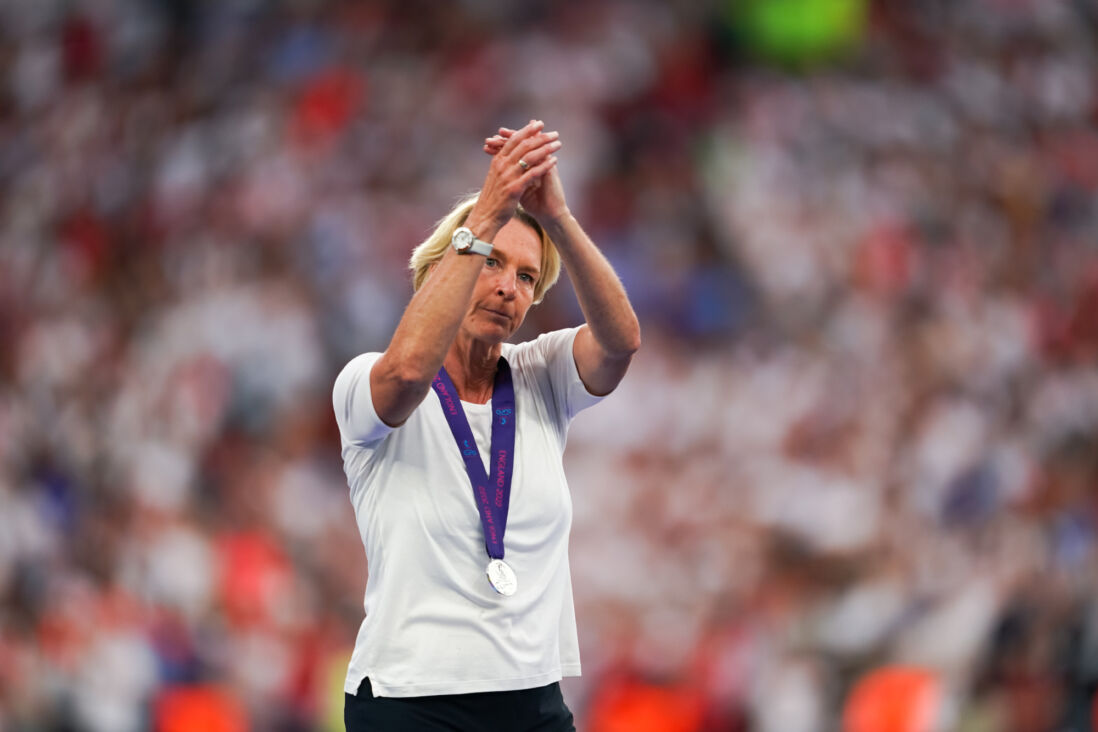 Martina Voss-Tecklenburg bedankt de fans na de verloren EK-finale