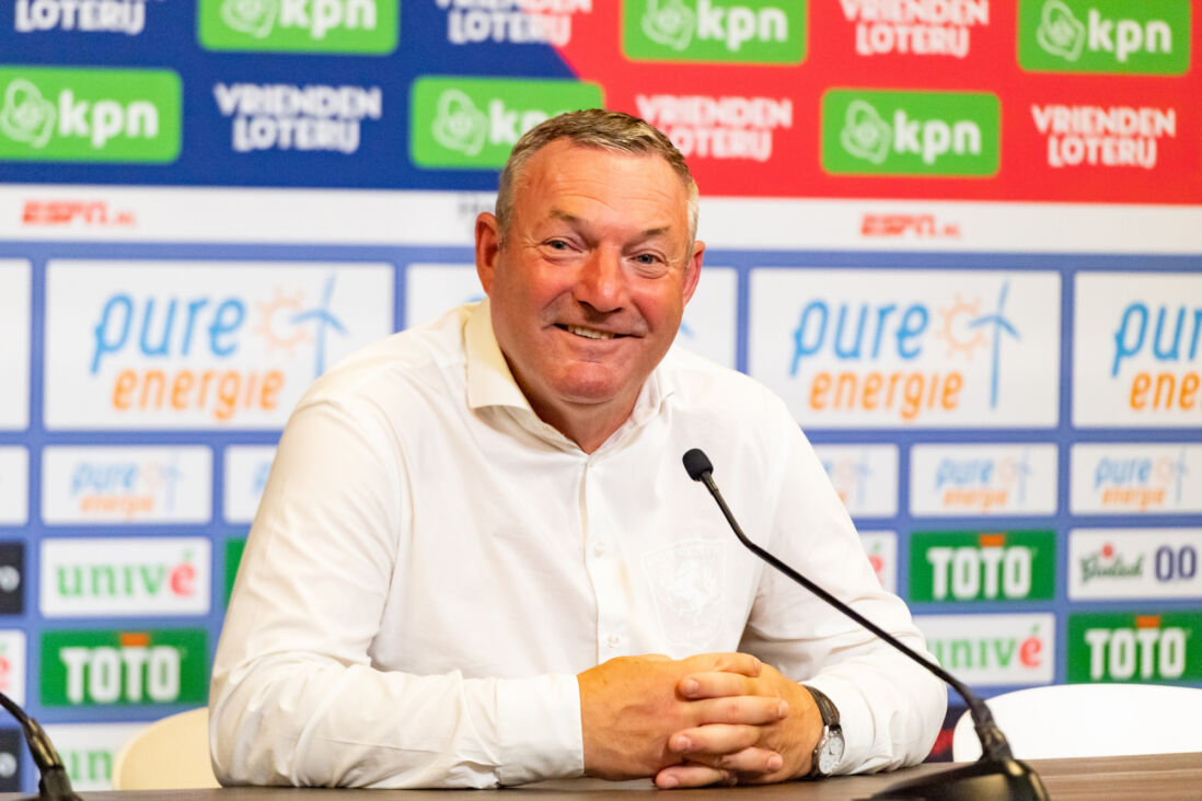 Ron Jans tijdens een persconferentie