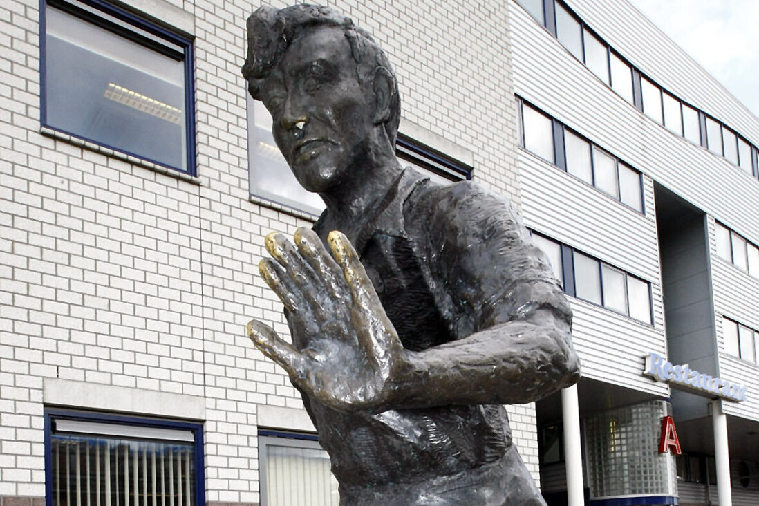 Standbeeld van Abe Lenstra