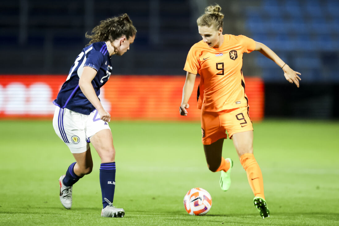 Vivianne Miedema in actie tegen Schotland