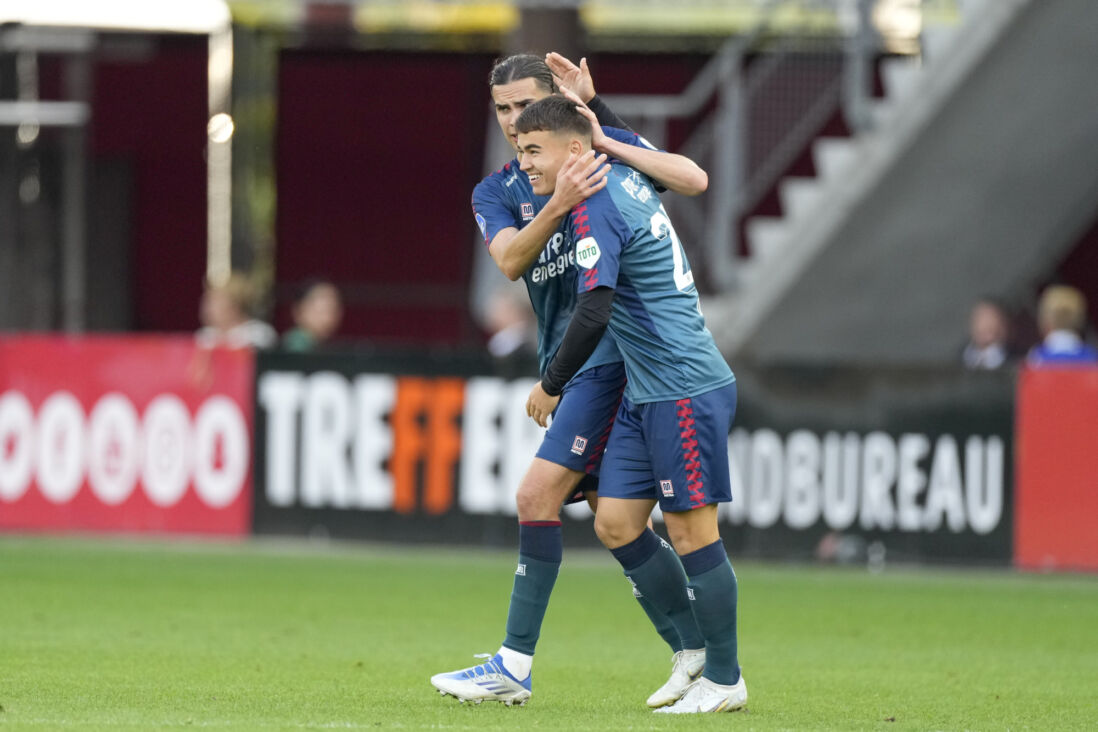 Manfred Ugalde en Ramiz Zerrouki vieren de 1-1