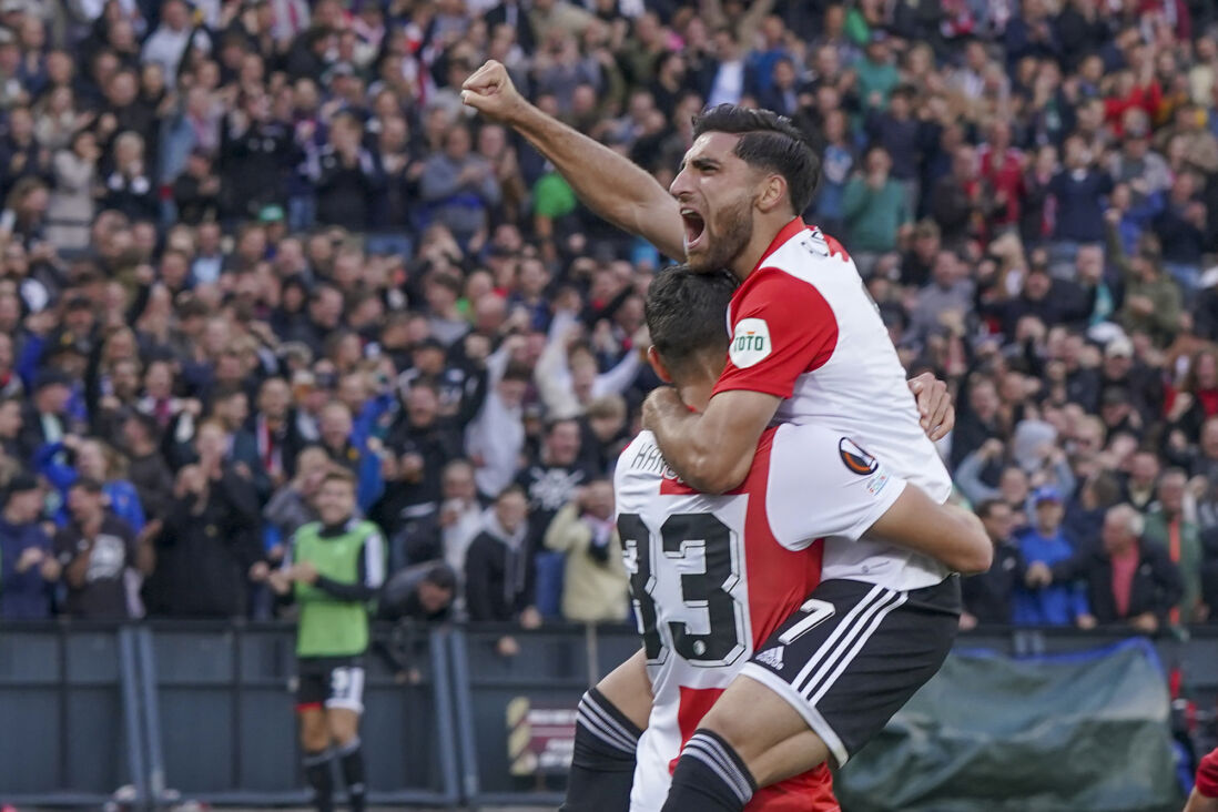 Alireza Jahanbakhsh viert de 2-0 tegen Sturm Graz met David Hancko