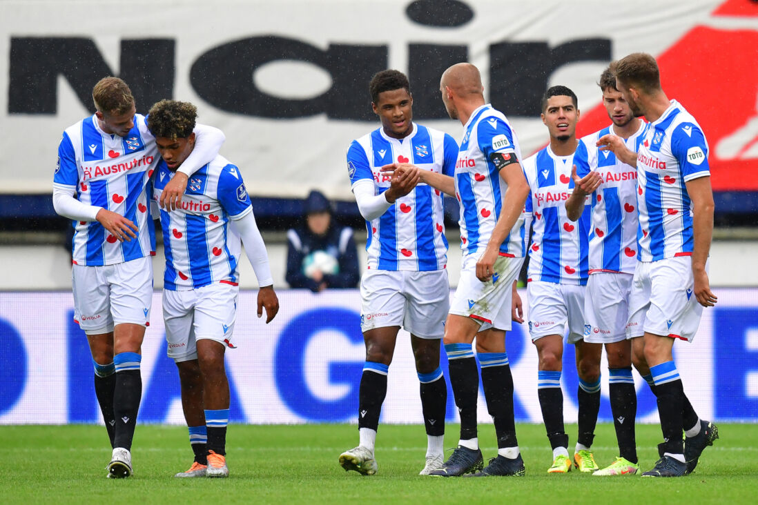 De spelers van SC Heerenveen vieren de 2-1 tegen FC Twente