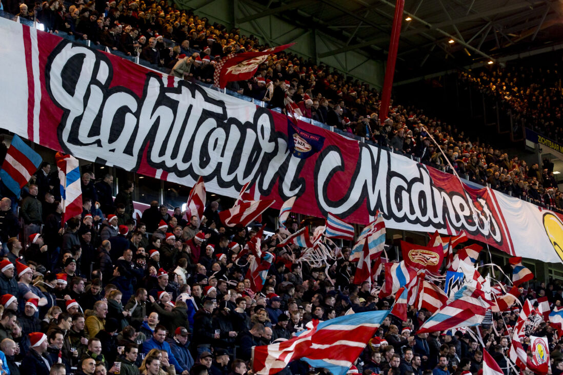 Een spandoek van Lighttown Madness
