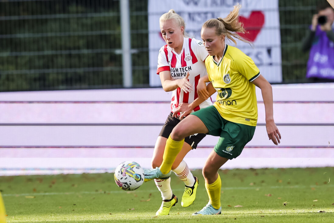 Inessa Kaagman (PSV) in duel met Fortuna Sittard