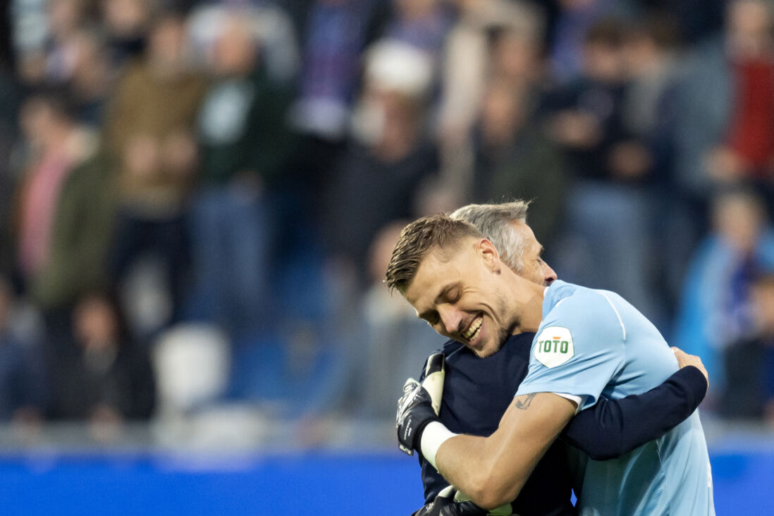 Een momentje tussen doelman Andries Noppert en trainer Kees van Wonderen