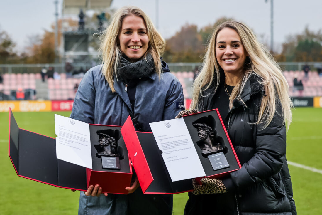 Ajax neemt afscheid van Kelly Zeeman en Marjolijn van den Bighelaar