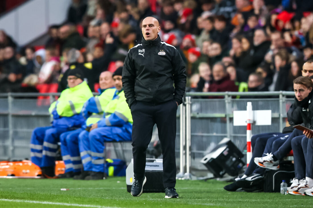 Rick de Rooij langs de lijn in het Philips Stadion