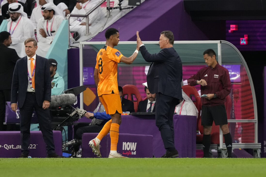 Louis van Gaal haalt Cody Gakpo naar de kant