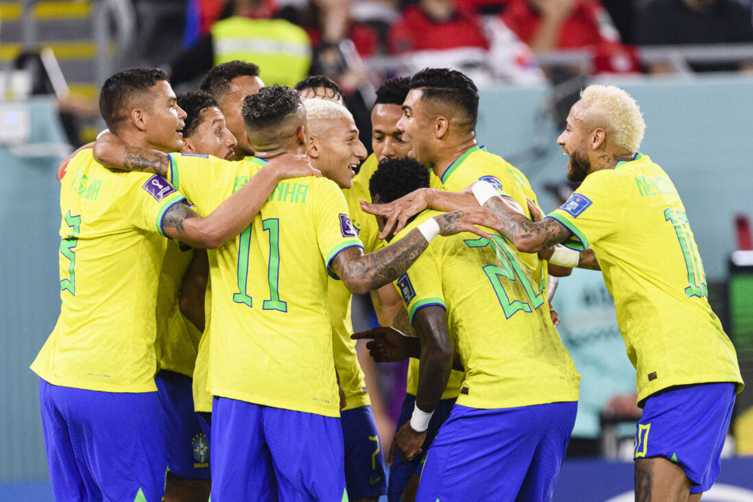 De Brazilianen dansen na een goal tegen Zuid-Korea