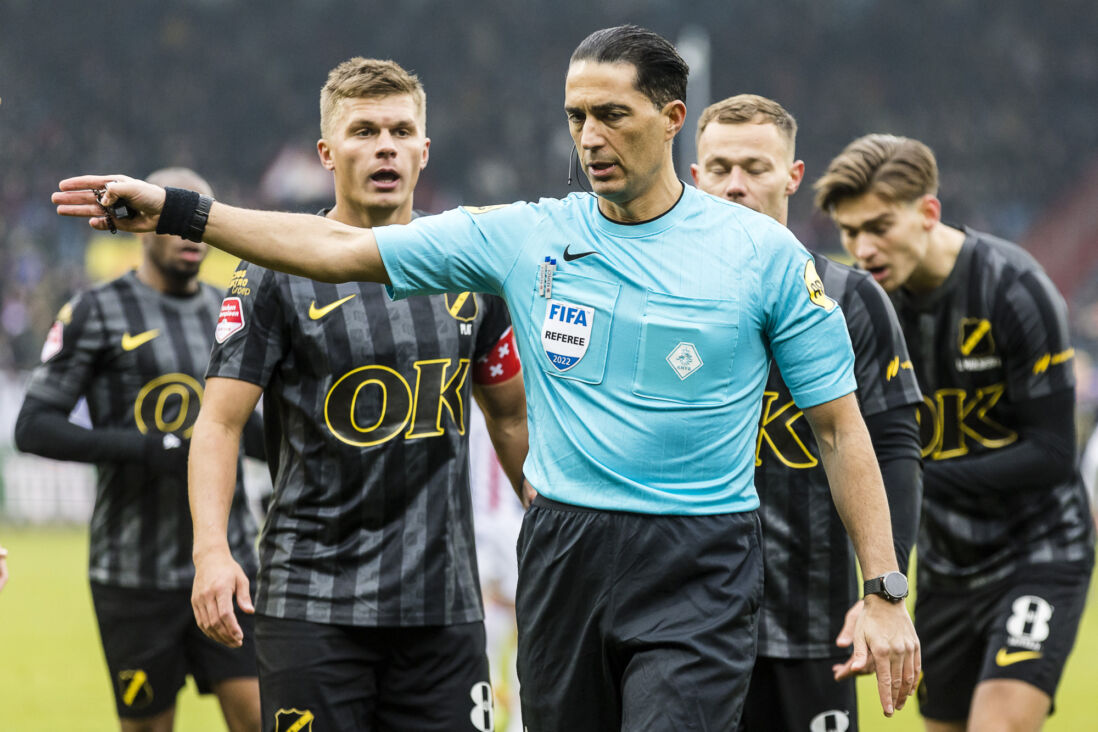 Serdar Gözübüyük in discussie met spelers van NAC Breda