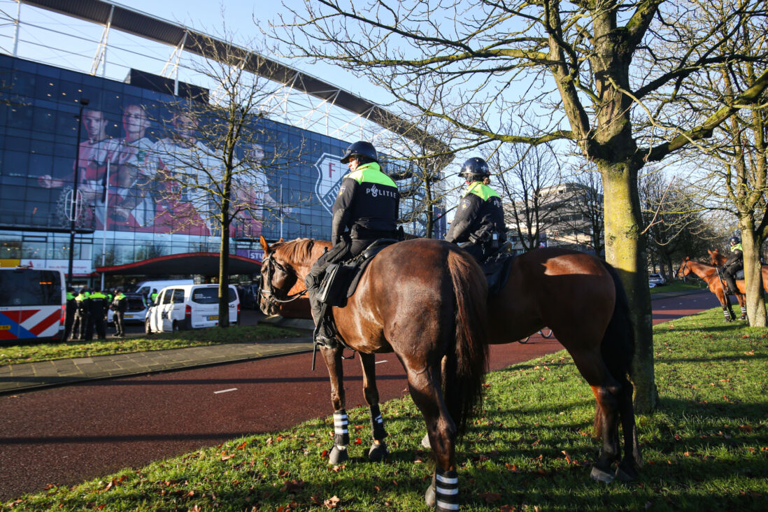 Politie te paard bij Stadion Galgenwaard