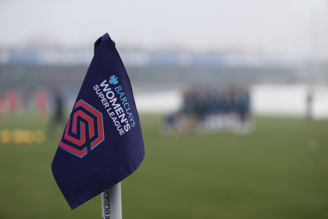 Het logo van de Barclays Women's Super League op een cornervlag op Kingsmeadow