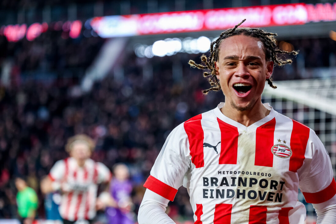 Xavi Simons viert zijn treffer voor PSV tegen FC Twente