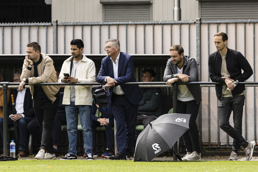 Dolf van Aert (links) langs het trainingsveld bij Willem II